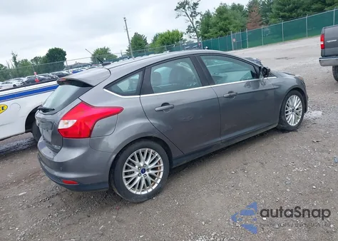 2014 Ford Focus Titanium z USA, uszkodzony, nr VIN 1FADP3N24EL380089